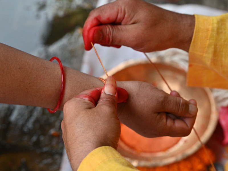 येन बद्धो बलिराजा, जनै पूर्णिमामा रक्षाबन्धन बाँध्दै श्रद्धालु
